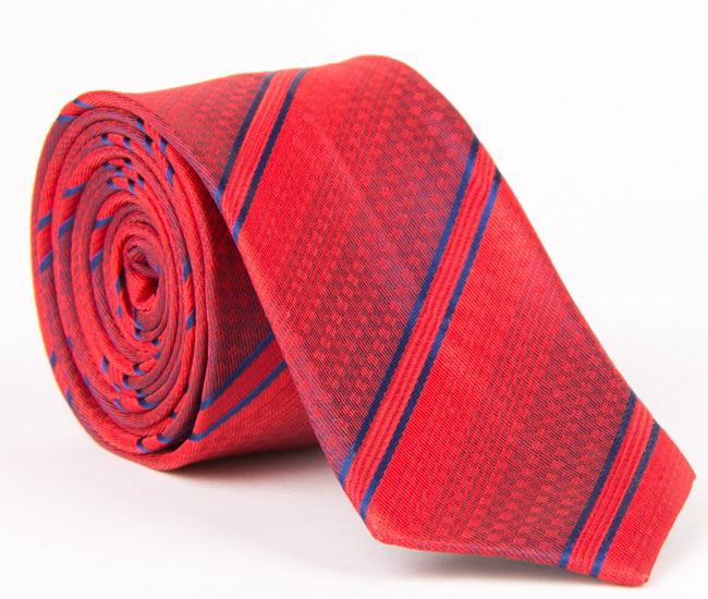 E-shop Červená kravata s modrým prúžkom.