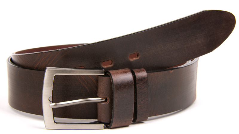 Hnedý trendový kožený opasok do džínsov.