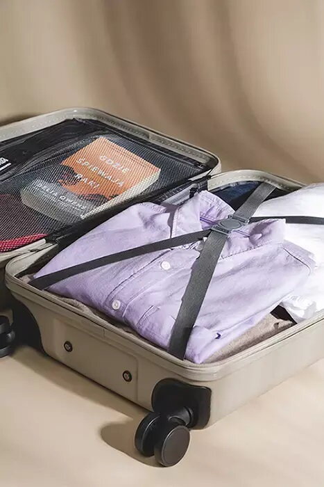 Ako zložiť pánsku košeľu do kufra – tipy pre elegantné cestovanie | panskaelegancia.sk