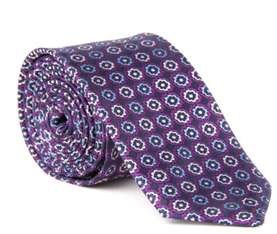 Fialová kravata s kvetinovým vzorom.