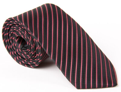 40026-106  Čierna kravata s ružovým prúžkovaním.