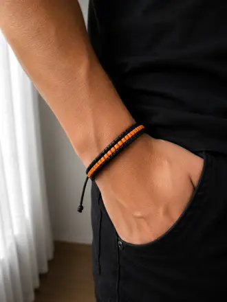 Čierno-oranžový náramok z PVC s pleteným detailom pre mužov