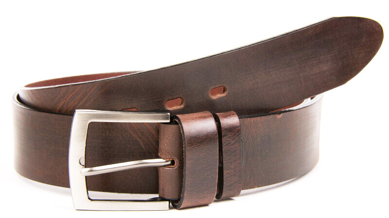 Hnedý kožený opasok do džínsov.