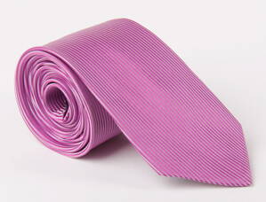 40026-93  Fialová kravata s fialovým prúžkom.