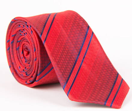 Červená kravata s modrým prúžkom.