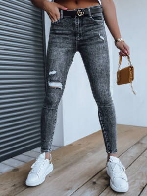 Moderné dámske džínsy s odreninami