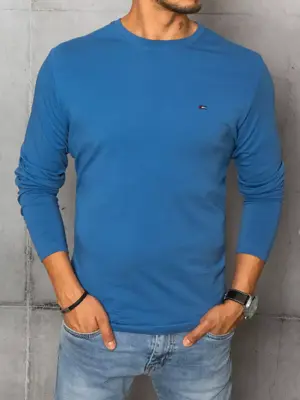 Modré štýlové tričko s dlhým rukávom.