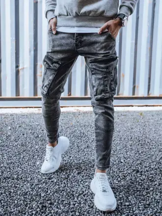 Tmavo-sivé pánske džínsy s vreckami.