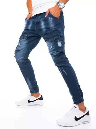 Trendové pánske džínsy modrej farby.