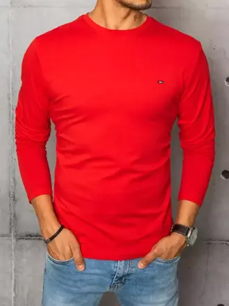 Pekné červené tričko s dlhým rukávom.