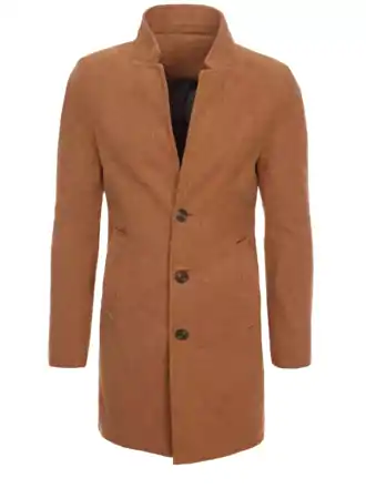 Módny kabát vo farbe camel.