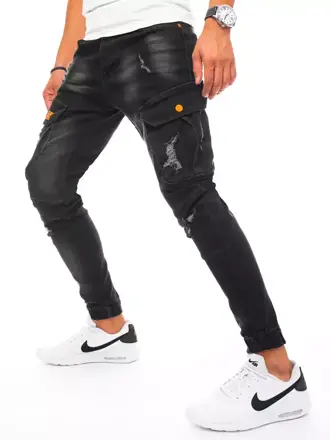 Čierne pánske džínsy s ozdobným prešívaním.