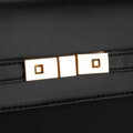 Dámska čierna crossbody kabelka Peterson so zipsom, magnetickým zapínaním a ochrannými nožičkami