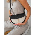 Béžovo-čierna dámska crossbody taška z prírodnej kože a canvas plátna – polkruhový tvar Peterson