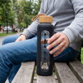 Motivačná sklenená fľaša na vodu 960 ml čierna so silikónovým obalom Peterson