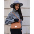 Karamelová dámska crossbody kabelka so strieborným kovaním - David Jones
