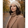 Uniwersalny beret damski wykonany z akrylu w jasnobeżowym kolorze - Peterson