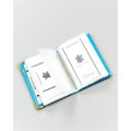Skórzane, jasnoniebieskie etui na karty w orientacji pionowej