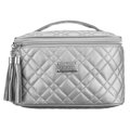 Strieborná prešívaná dámska kozmetická taštička z textilného materiálu na zips