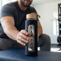 Motivačná sklenená fľaša na vodu 960 ml čierna so silikónovým obalom Peterson