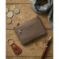 Ciemnobeżowe etui na klucze wykonane ze skóry naturalnej