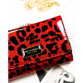 Červená dámska peňaženka so zvieracím vzorom, kovovou sponou a RFID ochranou