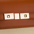 Dámska crossbody kabelka Peterson v ecru a hnedej farbe so zapínaním na zips a magnet