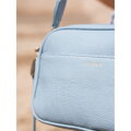 Modrá dámska crossbody taška z ekologickej kože so širokým a úzkym popruhom