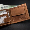 Jasnobrązowy, skórzany portfel męski, model w orientacji poziomej z systemem RFID