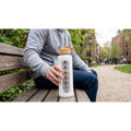 Motivačná sklenená fľaša na vodu 960 ml béžová so silikónovým obalom Peterson