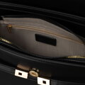 Dámska čierna crossbody kabelka Peterson so zipsom, magnetickým zapínaním a ochrannými nožičkami