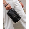 Pánska kapsička z prírodnej kože v čiernej farbe s pohodlným držadlom do ruky