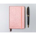 Różowy notes w formacie A6 zadrukowany w kropki, wyposażony w gumkę zamykającą - Peterson