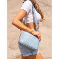 Modrá dámska crossbody taška z ekologickej kože so širokým a úzkym popruhom