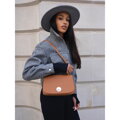 Karamelová dámska crossbody kabelka so strieborným kovaním - David Jones