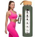 Motivačná sklenená fľaša na vodu 960 ml zelená so silikónovým obalom Peterson