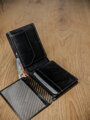 Kompaktná čierna peňaženka vyrobená z kvalitnej RFID prírodnej kože - Rovicky