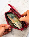Kožená, červená dámska peňaženka s ozdobnými kryštálmi na prednej strane - Lorenti