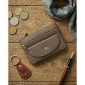 Ciemnobeżowe etui na klucze ze skóry naturalnej z zewnętrzną kieszenią na zatrzask