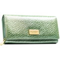 Duży, jasnozielony portfel damski zamykany na zatrzask, wykonany ze skóry naturalnej i ekologicznej - Peterson