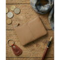 Jasnobrązowe etui na klucze ze skóry naturalnej z zewnętrzną kieszenią na zatrzask, zamykane suwakiem