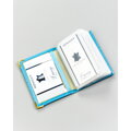 Skórzane, jasnoniebieskie etui na karty w orientacji pionowej