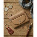 Jasnobrązowe etui na klucze ze skóry naturalnej z zewnętrzną kieszenią na zatrzask, zamykane suwakiem