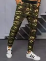 Hnedé pánske maskáčové tepláky.