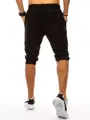 Čierne teplákové kraťasy.
