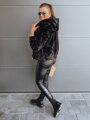 Čierna bunda v trendy prevedení