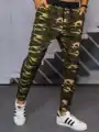 Hnedé pánske maskáčové tepláky.