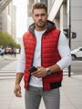 Červená prešívaná vesta s kapucňou