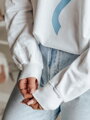 Dámska mikina SOFTTIE – biela, oversize s potlačou mašle BY1376