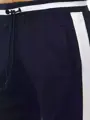 Granátové tepláky s bielym pruhom.